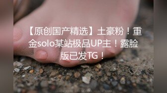 白色浴缸房偷拍拨过火罐的男主很猛，操了两次中途接了微信语音把妹子操哭了