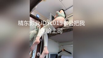 偷窥高跟长发眼镜美女嘘嘘