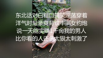 细腰蜜桃臀新人美女！苗条身材纤细美腿！闺蜜帮忙揉搓骚穴，翘起屁股摇摆，滴蜡极度淫骚