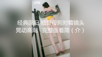  颜值很高的小宝贝全程露脸丝袜诱惑，被小哥哥玩弄骚穴，道具不停的在骚逼里搅拌