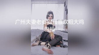 尝试操两个极品御姐，谁料第一个妹子太勾人，第二个制服美女只好舔吸把玩