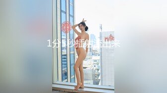 【少妇可同成可空降】极品美少妇居家全裸烧饭，这背影杀看了真心动，长得也不错，被操爽了 (1)