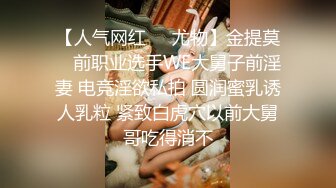 【新片速遞】 CD大师动漫展偷拍❤️模特美女裙底风光站久了逼痒痒薯片遮挡躲在展台里扣下面！内裤都破洞了