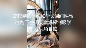 风韵犹存的少妇颜值还不错跟大哥玩的好敞亮，互动狼友撩骚听指挥，舌吻让大哥深喉草嘴舔乳头，沙发上爆草