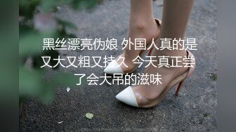 7月新流出某奶茶店全景厕拍漂亮妹子,一个在厕所换内裤的学生妹