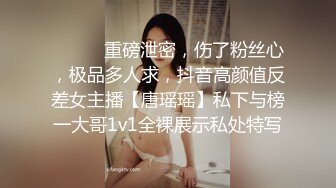 大红唇新人骚女被两大汉3P，白丝袜丁字裤，翘起屁股看穴，两根JB轮流舔