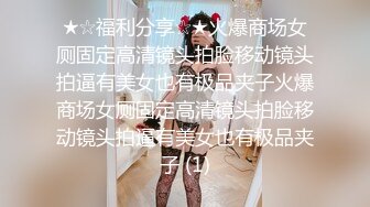 很骚的主播妹子还挺讲究卫生带着套手指扣逼喷水再用道具自慰大秀