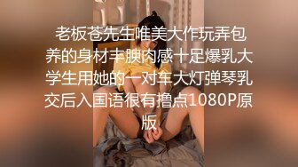 正在自拍的美女后面大姐好配合脱衣露出两个大奶子