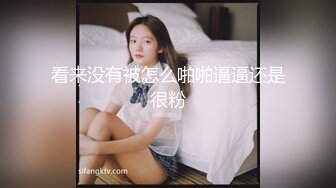  童颜巨乳小骚妹全程露脸大秀直播，性感的爆奶子自慰骚穴，给小哥舔弄大鸡巴