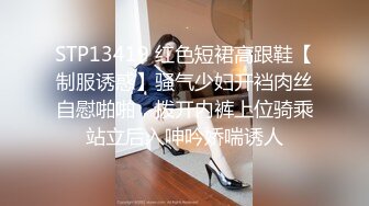 偷拍美女裙底风光 成都车展银色连衣裙细高跟极品美女，白色窄内 UR级反差骚货黑丝筒袜配情趣开档内裤