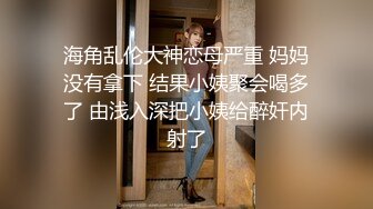 这个骚男的周末生活太性福了太让人向往啊 与女友和她漂亮闺蜜一起坐在沙发上嬉戏揉捏，刺激销魂双飞操