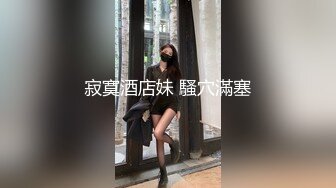 极品骚母狗跪着给大哥舔弄大鸡巴，样子好骚无毛白虎逼，让大哥无套抽插爆草