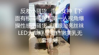 商场白色隔板全景后拍多位美女尿尿2 (1)