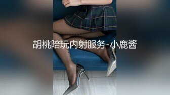 丝袜高跟两个风骚的小少妇被大哥们轮流玩弄，口交大鸡巴吃奶玩逼，听狼友指挥各种蹂躏玩弄