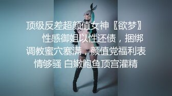 单位女厕全景偷拍美女同事的无毛小光板