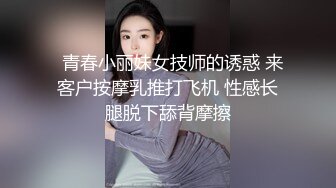 很是風騷淫蕩美少婦穿著開襠網絲不停的翹著屁股展示大肥臀和騷穴 掰開騷穴很淫蕩