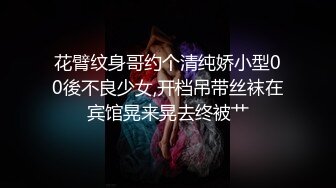 熟女就是放得开，闺蜜在带着她自己做直播，掰穴自慰