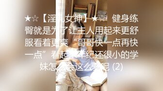 男友陪同可爱眼镜女友来试穿婚纱，帮着忙和店员一起为准老婆服务，看着这老婆的小荷包蛋 嫩想吃一口！