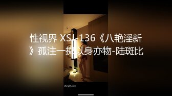 偷偷溜进女厕所，本想创造条件拍脸，无奈拍不到，只好从底下伸进去冒死拍，被女的胸：干嘛你是哪个？