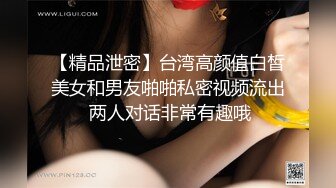 漂亮美眉 在家沙发撅着屁屁被大黑吊男友无套输出 白浆四溢 内射 浅尝骚逼里的精液