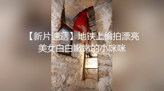 【家庭摄像头】偷拍电视放A片，夫妻边看片边在沙发打炮，各种姿势变换