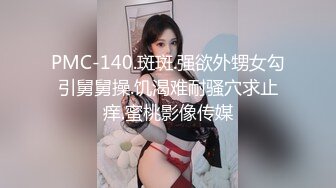 开档黑丝淫妻 啊啊 骚逼操烂了 小哥哥快速打桩抽插内射 绿帽奴上去闻了闻 一起吃骚逼里精液