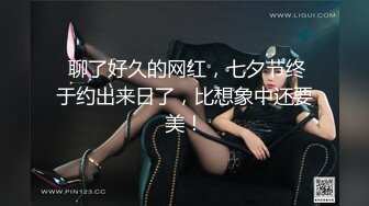 奶子不大奶水不少的风骚少妇，全程露脸满背纹身跟大哥激情啪啪，口交大鸡巴道具抽插骚穴