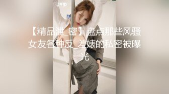  漂亮熟女人妻 被四个健壮黑祖宗的超大肉棒 操的三洞全开 娇小的身材跟玩似的 爽的快要上天了