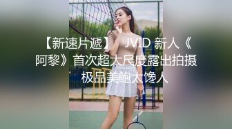 镜子前面操反差婊最爽了！网红脸美女跪着胯下吃鸡还对着镜子后入，大奶子一甩一甩 充满征服感