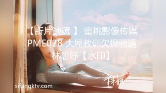 妹子脱光衣服,在街道上来回走,还好没有人不然被看光