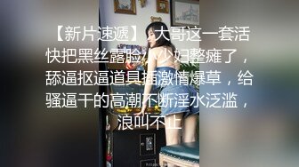 合租房门缝偷窥对门的美女换衣服 奶子又白又大身材还真不错