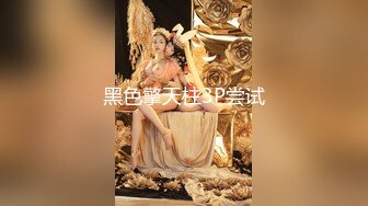 高颜值鸭舌帽妹子道具香蕉振动棒自慰，开裆黑丝手指扣入出水振动棒抽插呻吟!