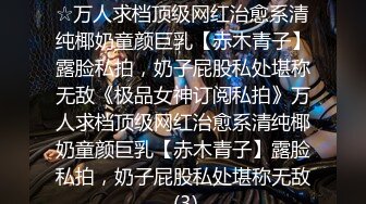   健身房厕所尿尿听到隔壁厕间有奇怪的声音意外偷拍到教练和女学员在里面嘿哟简直就是活春宫