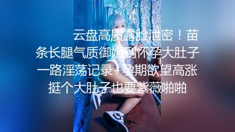    上面在玩吃鸡下面美女吃JB ，极品美女趴在桌子下口交 ， 顶级蜜桃臀 ，骑乘抽插