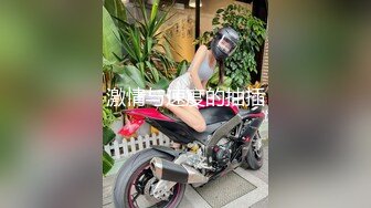 【新片速遞】大辫子花姑娘镜头前露脸被大哥玩逼，颜值不错逼逼也很大直接让大哥用手淘玩拳交，雪花啤酒塞入骚穴抽插呻吟