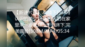 厕拍我们公司模特队里的漂亮模特左手戴玉镯