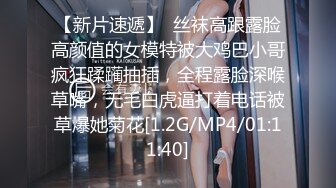 Legalporno Nikky蒲公英“她进入了她最喜欢的色情电影，并用紧紧的湿猫搞砸了”