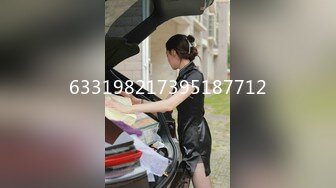 19岁美女❤️假期和男友无套操逼还一边和狼友互动骚穴到处是淫水